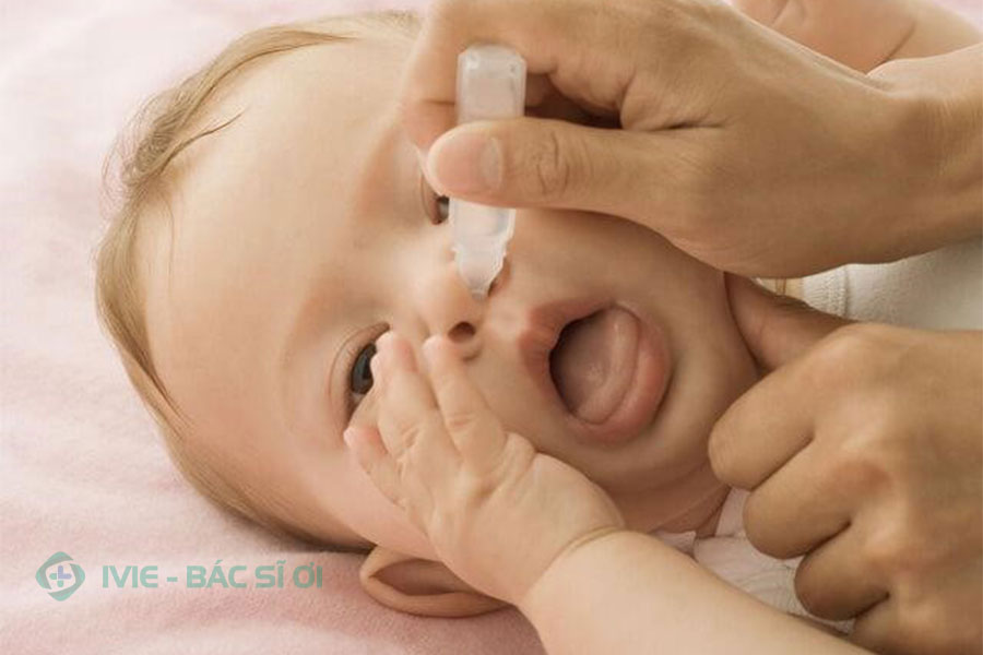 Rửa mũi cho trẻ sơ sinh bằng nước muối