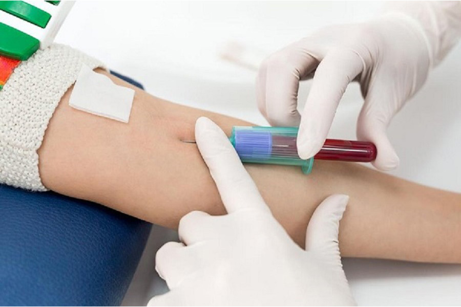 Lấy mẫu máu làm xét nghiệm tại Bệnh viện Xây dựng Hà Nội