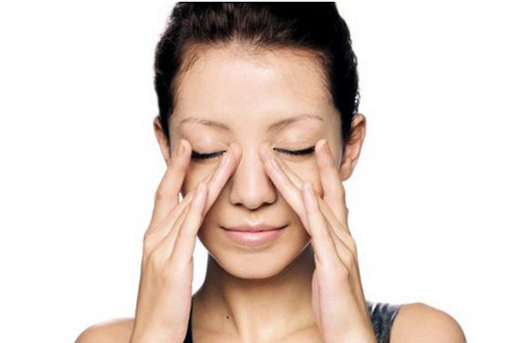 Việc massage hai cánh mũi vào mỗi tối giúp lưu thông tuần hoàn, tạo cảm giác thoải mái.