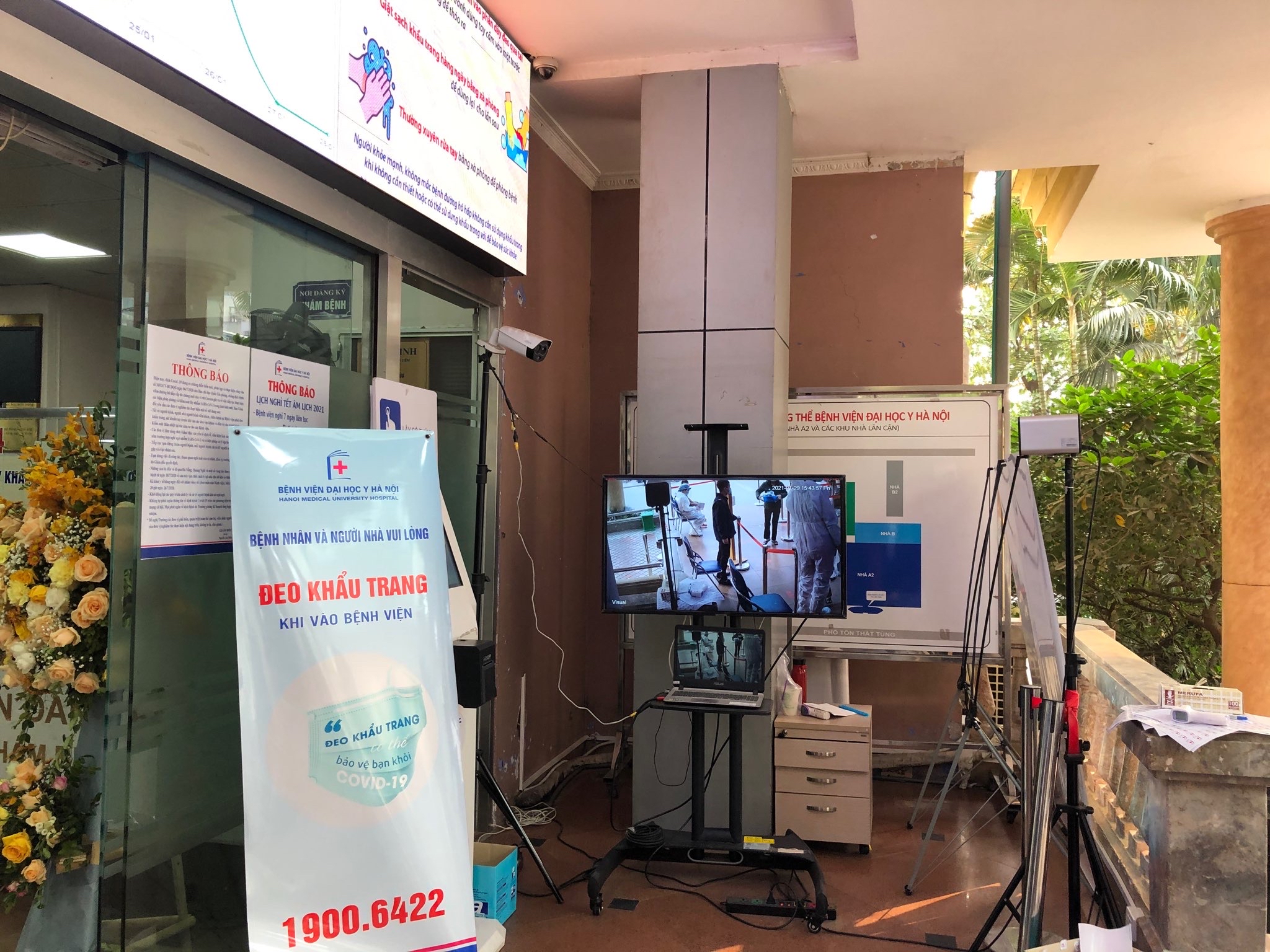 Đo thân nhiệt bằng máy đo hồng ngoại tại Bệnh viện Đại học Y Hà Nội