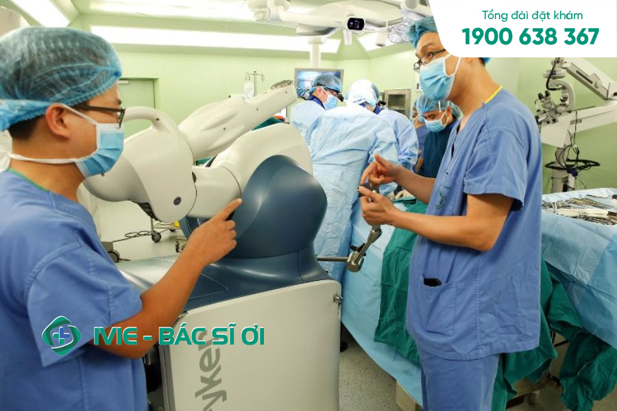 Robot hỗ trợ bác sĩ phẫu thuật u xơ tử cung tại bệnh viện Bạch Mai