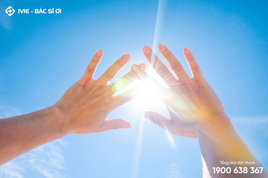 Tránh để bàn tay tiếp xúc trực tiếp với ánh sáng mặt trời trong thời gian dài