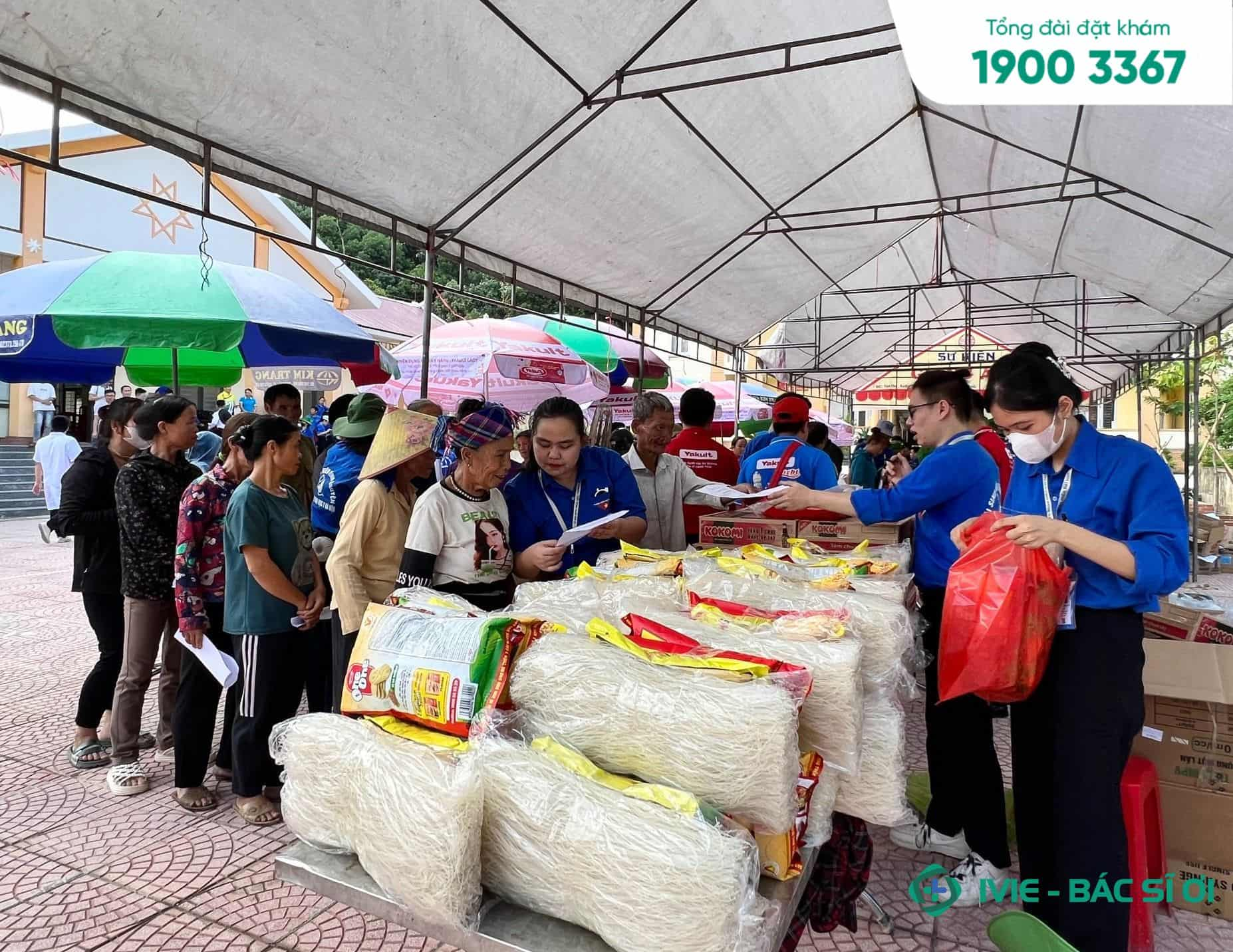 Những suất quà bao gồm các nhu yếu phẩm, đồ gia dụng đã được trao tặng cho những hộ đặc biệt khó khăn tại Xuân Thắng thông qua "Hội chợ nhân đạo"