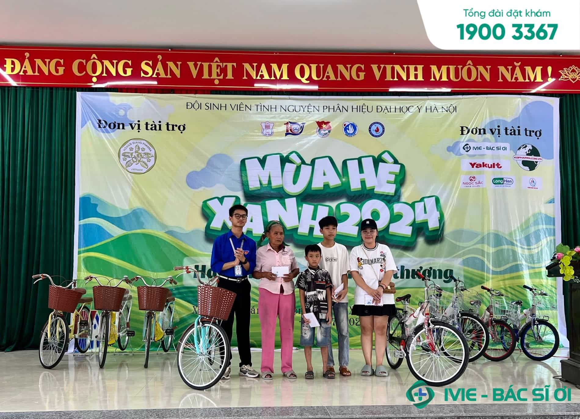 Các em học sinh có hoàn cảnh đặc biệt khó khăn được "Mùa Hè Xanh" tặng xe đạp và học bổng