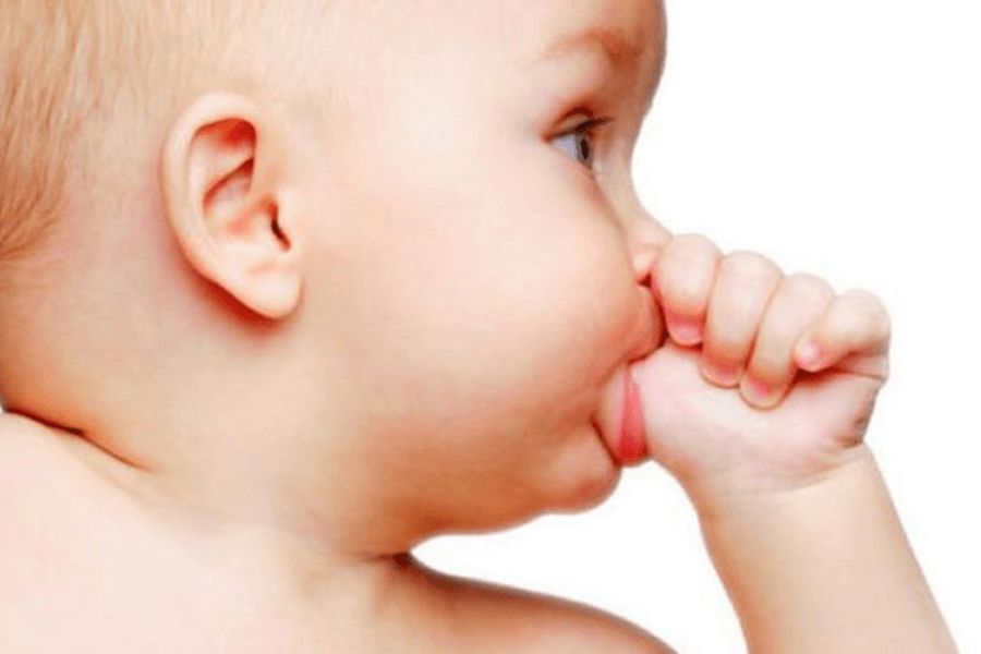 Mút ngón tay ở trẻ em thường xảy ra trong quá trình phát triển và lớn lên