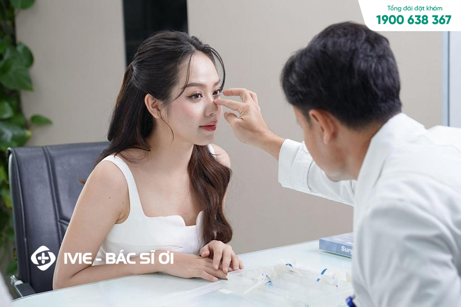 Hoa hậu Thu Thủy được bác sĩ tư vấn trước khi nâng mũi