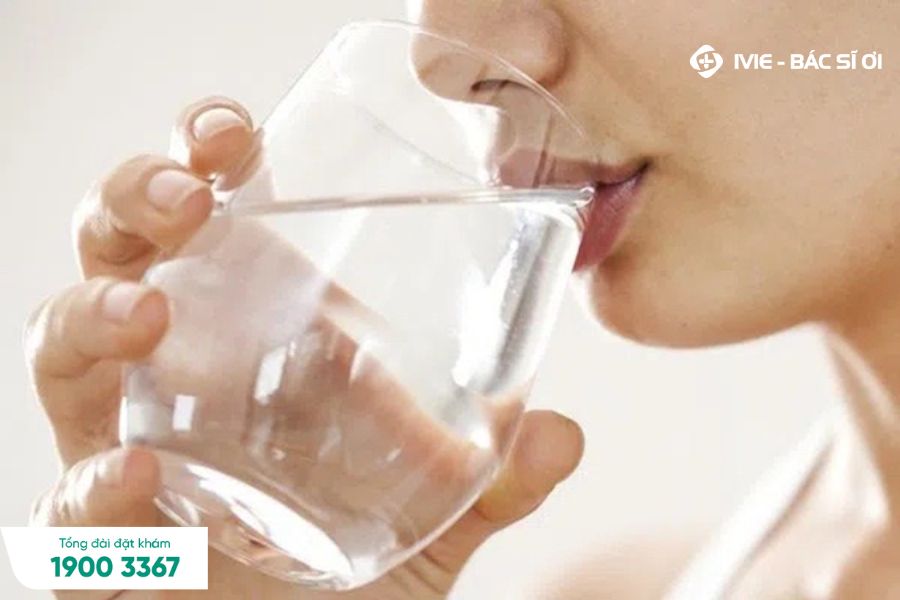 Nên uống đủ 2 lít nước mỗi ngày để phòng ngừa bệnh lang ben 