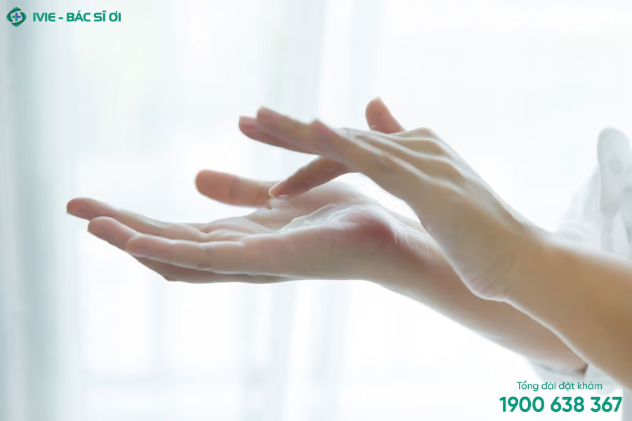 Giữ ẩm cho da tay giúp giảm tình trạng ngứa