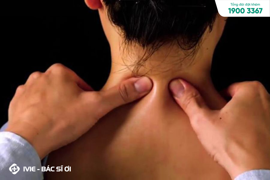 Massage, bấm huyệt giúp giãn cơ, giảm đau nhức vai gáy