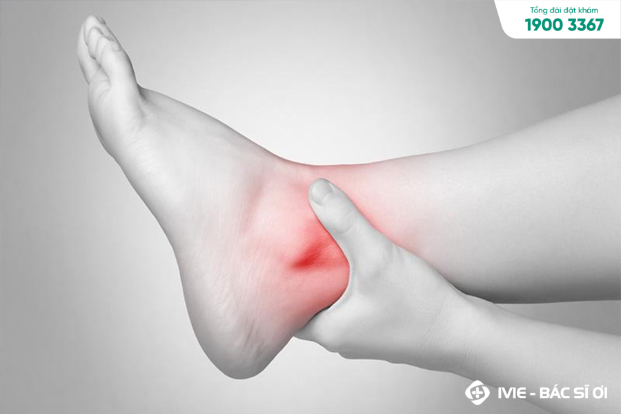 Sưng khớp cổ chân có thể do bạn bị chấn thương khiến các mô xung quanh khớp bị tổn thương