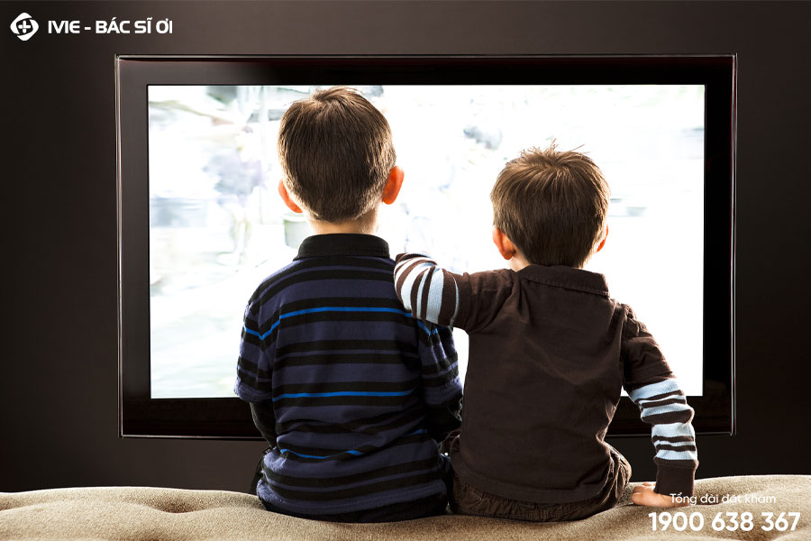 Không nên cho trẻ xem tivi quá nhiều tránh mỏi mắt, khô mắt