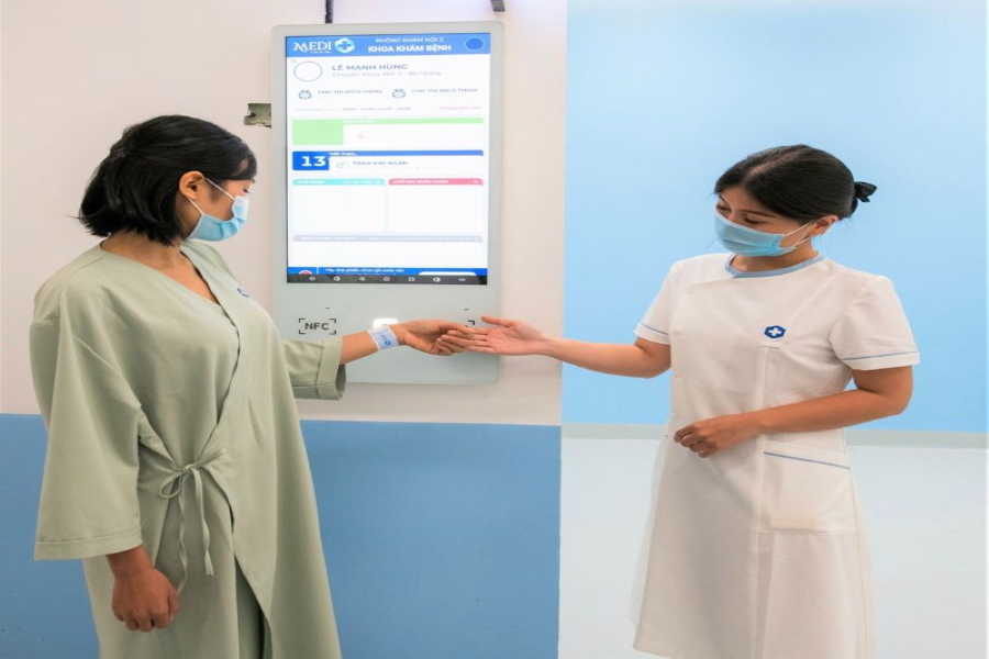 Nhân viên hướng dẫn bệnh nhân sử dụng vòng tay