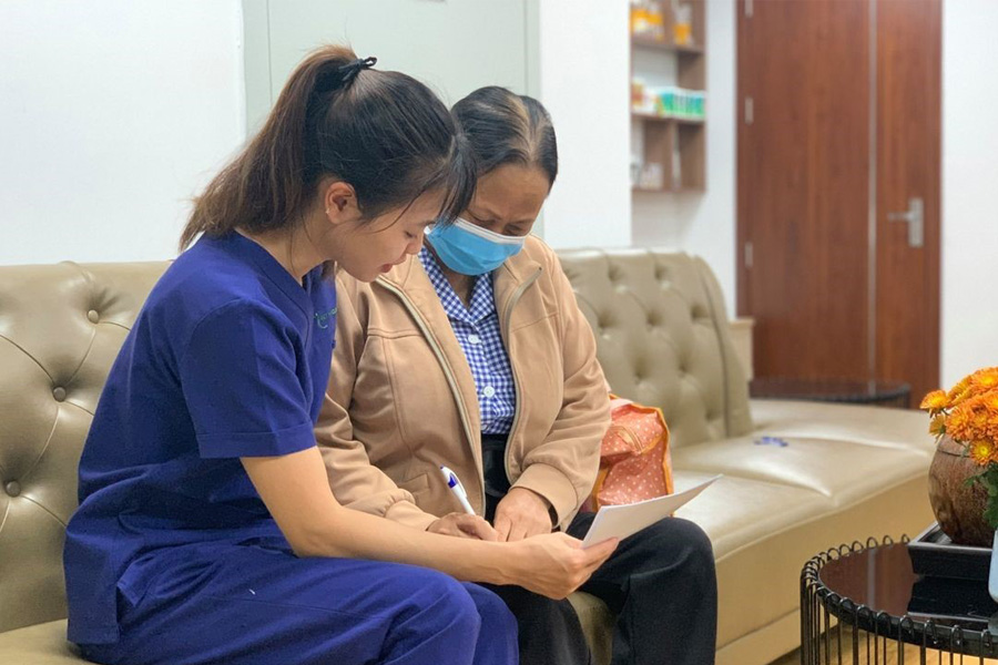 Nhân viên Phòng khám cơ xương khớp Việt Mỹ hỗ trợ khách hàng làm thủ tục