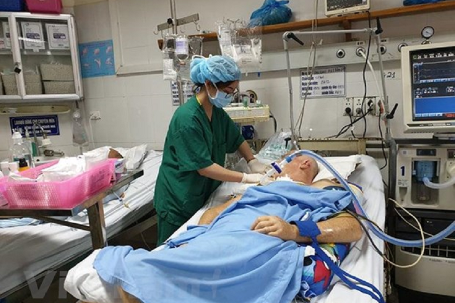 Nhân viên y tế chăm sóc người bệnh ở khoa tim mạch và lồng ngực