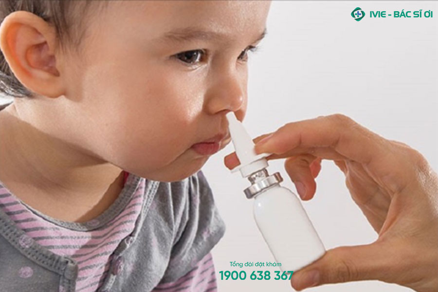 Sử dụng nước muối sinh lý vệ sinh khoang mũi cho trẻ