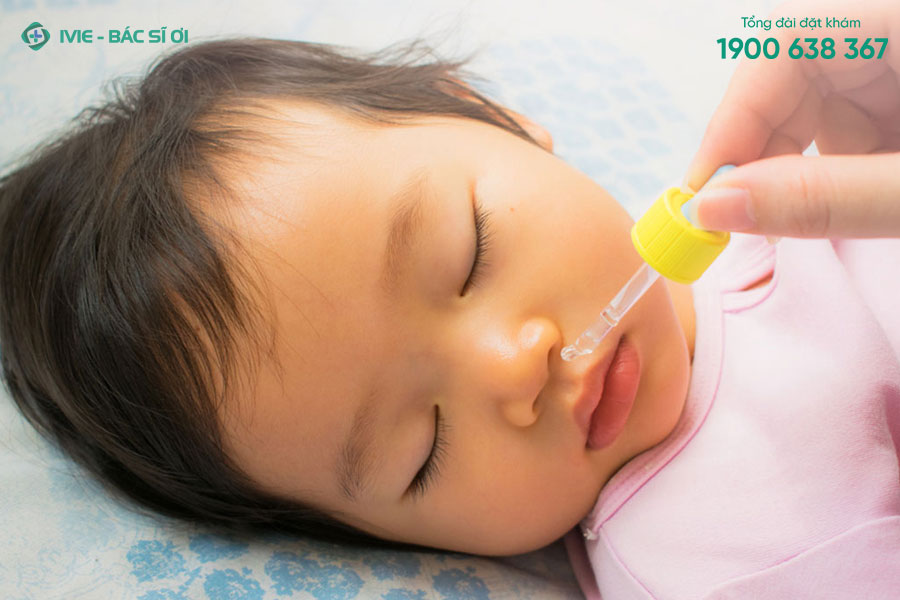 Vệ sinh mũi cho trẻ đúng cách giúp phòng ngừa trẻ hắt xì hơi nhiều lần trong ngày