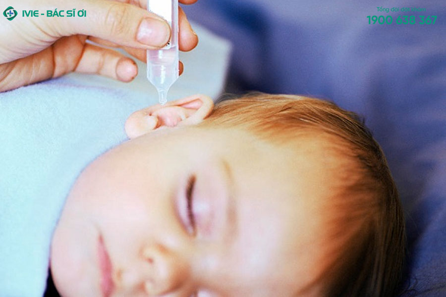Vệ sinh khu vực lỗ tai ngoài của trẻ bằng nước muối sinh lý hàng ngày giúp giảm tình trạng tai trẻ sơ sinh có mùi hôi