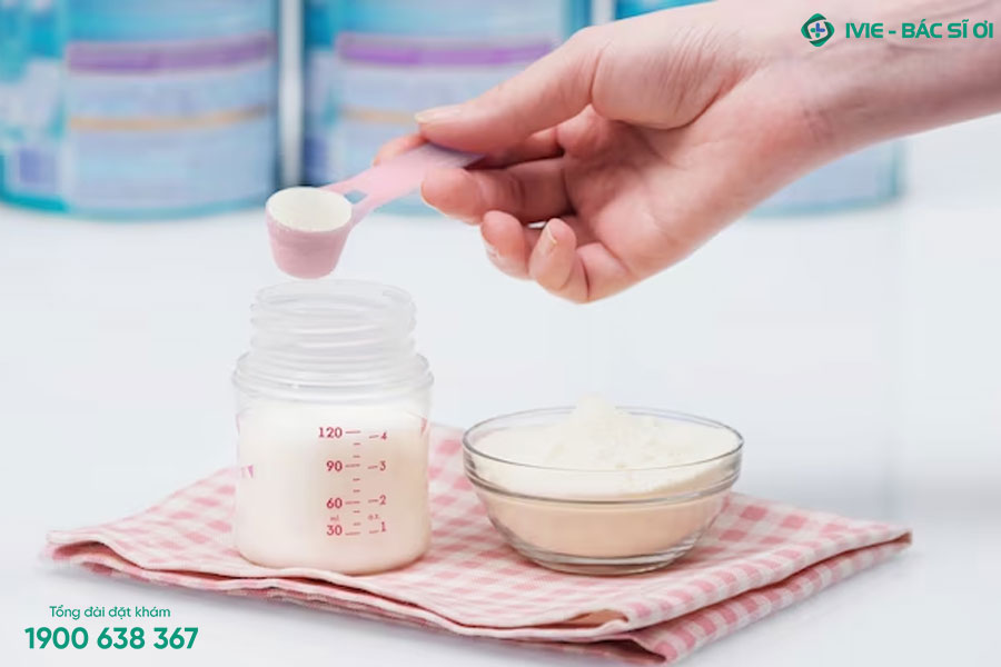 Trẻ sơ sinh bị đau bụng, việc điều chỉnh lại sữa và lượng sữa là rất cần thiết