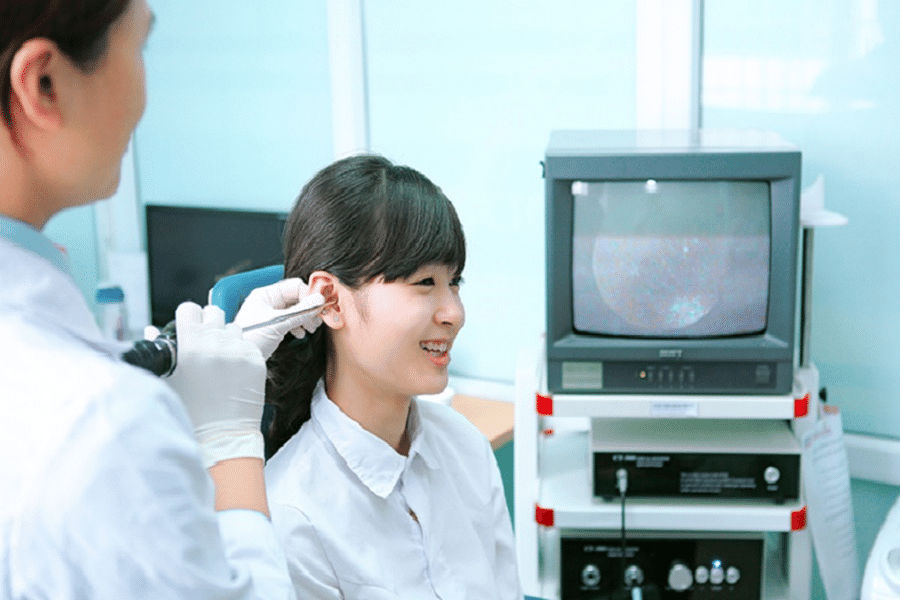 Nội soi kiểm tra tai tại khoa tai mũi họng Viện Y học Phòng không không quân