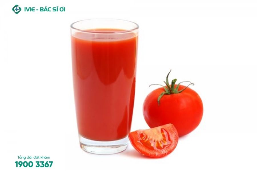 Sử dụng nước ép cà chua giúp giảm nhiệt miệng và cung cấp thêm vi chất ở trẻ