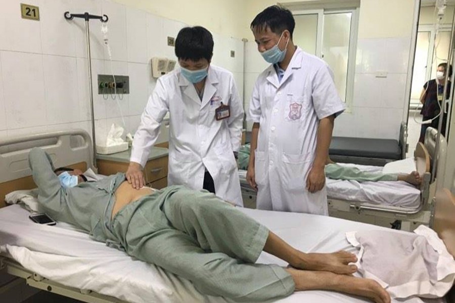 Hình ảnh PGS.TS. Bác sĩ Đỗ Trường Sơn thăm khám cho bệnh nhân