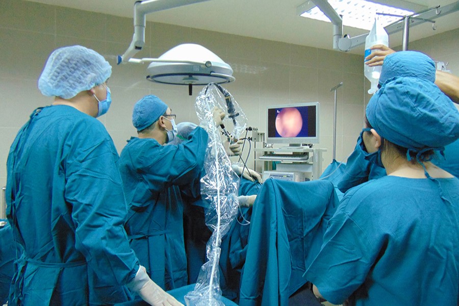 PGS.TS. Bác sĩ Đỗ Trường Thành cùng đồng nghiệp thực hiện phẫu thuật cho bệnh nhân