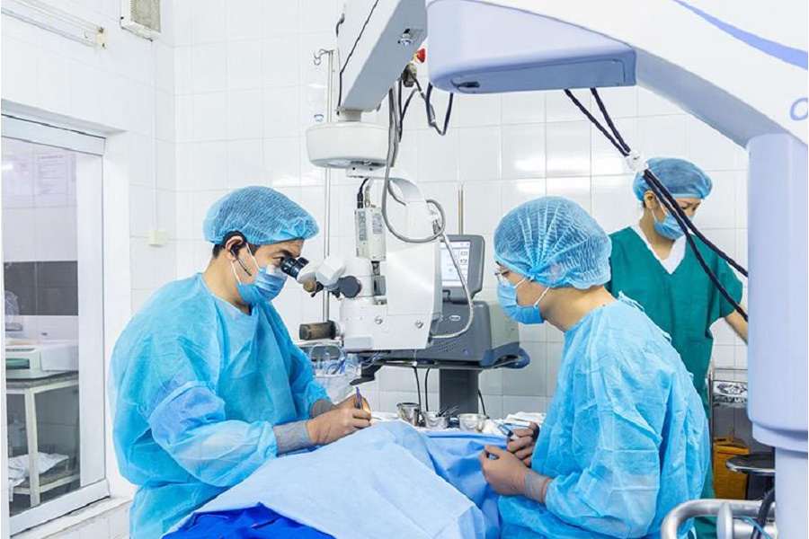 Phẫu thuật đặt kính nội nhãn tại Bệnh viện Mắt HITEC