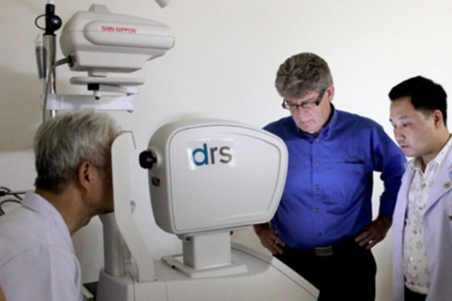 Các bác sĩ Bệnh Viện Mắt Quốc tế DND trao đổi kinh nghiệm