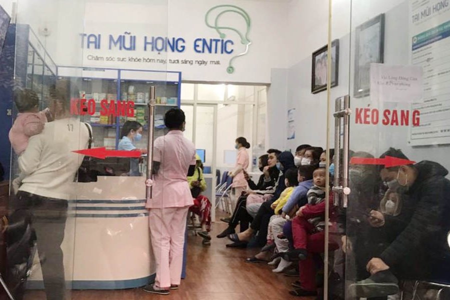 Bệnh nhân chờ khám tại Phòng khám Tai mũi họng Entic