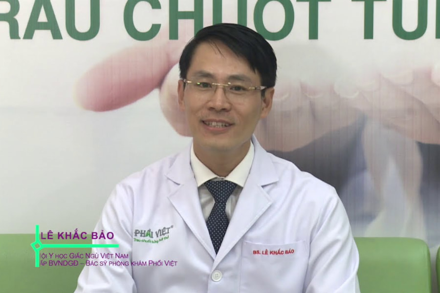 TS.BS Lê Khắc Bảo tại phòng khám Phổi Việt