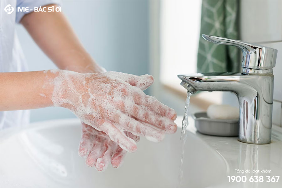 Duy trì vệ sinh da tay để hạn chế hình thành mụn cứng dưới da