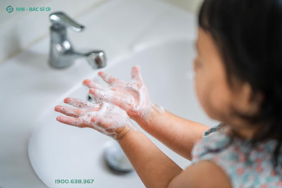 Cha mẹ hướng dẫn trẻ rửa tay sạch sẽ để phòng ngừa sổ mũi ở trẻ