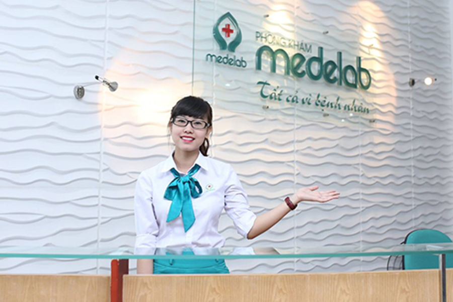 Nhân viên lễ tân Medelab hướng dẫn người lao động khám sức khỏe doanh nghiệp