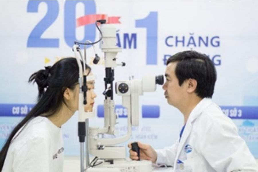 Bác sĩ tiến hành đo khúc xạ tại Hệ thống Bệnh viện Mắt Hitec
