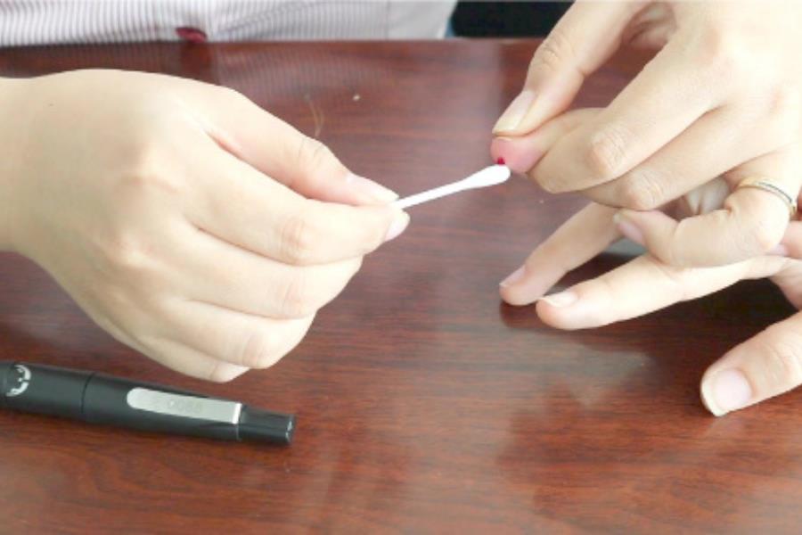 Hướng dẫn lấy máu xét nghiệm ADN tại đầu ngón tay