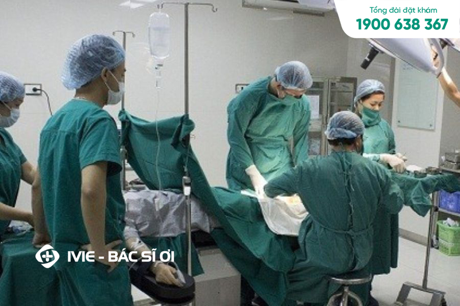 Các bác sĩ của Bệnh viện Thu Cúc tiến hành cắt polyp cho bệnh nhân