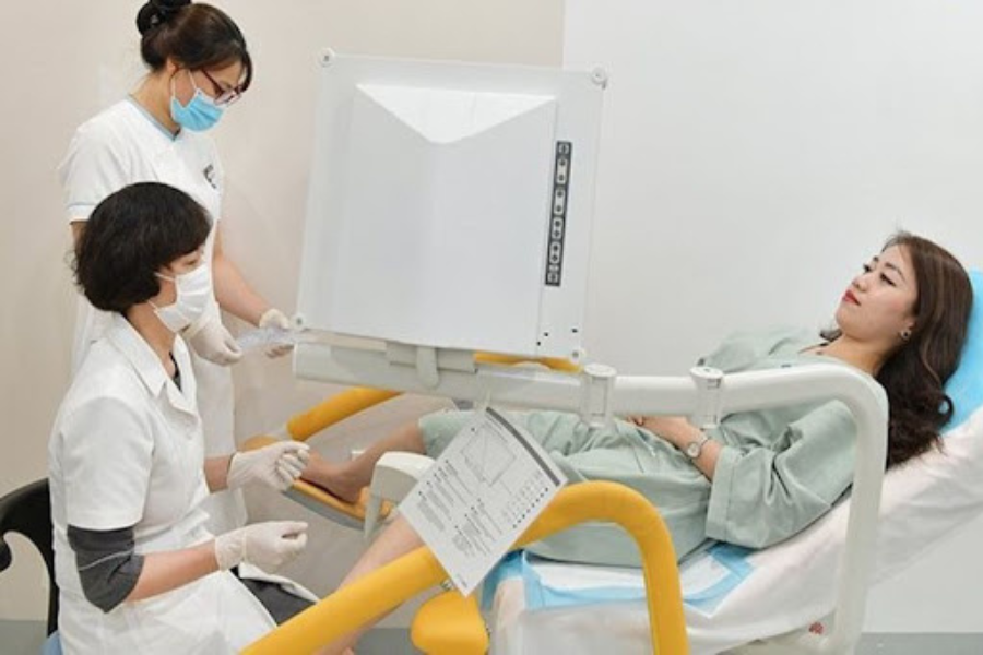 Bác sĩ Thanh Bình khám bệnh cho bệnh nhân