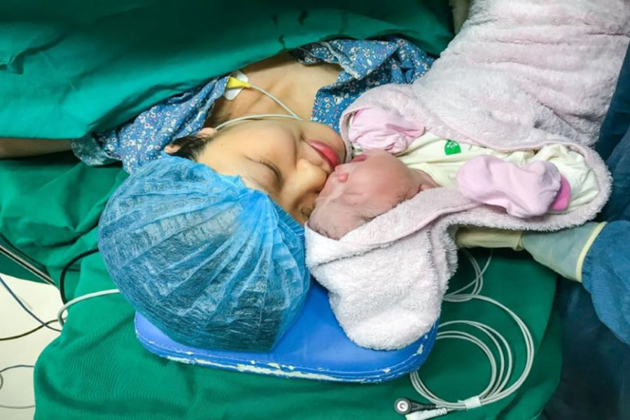 Da kề da mẹ và bé