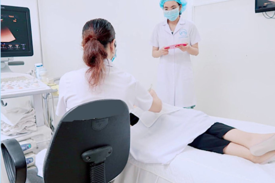 Bác sĩ đang thực hiện siêu âm cho bệnh nhân - Phòng khám Lotus Clinic