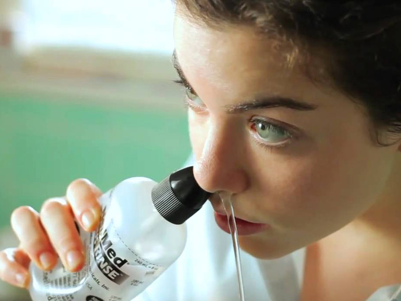 Dùng lọ nước muối sinh lý đóng chai chuyên dụng để rửa mũi