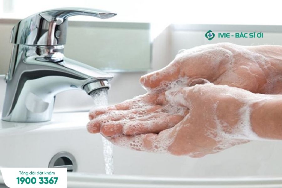 Rửa tay đúng cách cũng vô cùng quan trọng trong quá trình điều trị chàm da tay