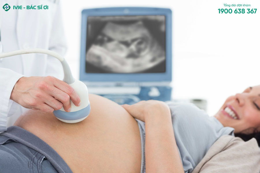 Trong quá trình khám thai, bác sĩ sẽ chỉ định siêu âm thai - đây là phương pháp thăm dò, đánh giá tình trạng, sự phát triển của thai nhi an toàn nhất