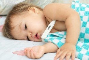 - Trẻ bị sốt virus( sốt siêu vi):  Sốt virus là một trong những bệnh thường gặp ở trẻ em ngày hè 