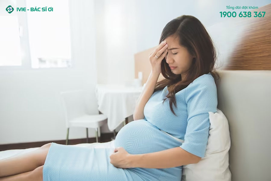 Thường xuyên căng thẳng và lo lắng là một trong những dấu hiệu của stress khi mang thai