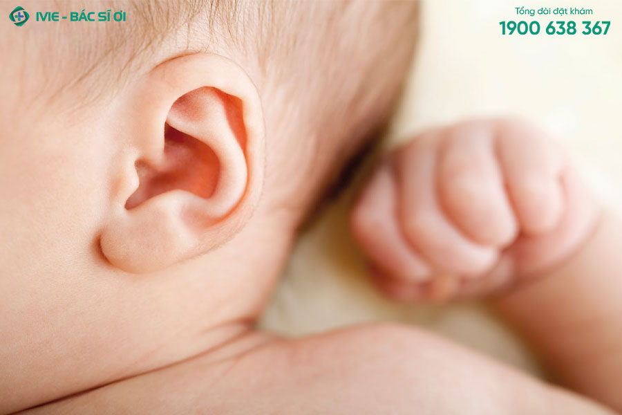 Tai trẻ sơ sinh có mùi hôi bất thường có thể do bố mẹ vệ sinh tai trẻ chưa đúng cách