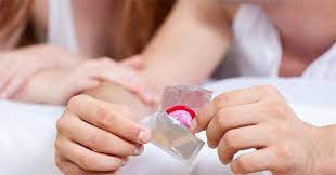 Sử dụng bao cao su khi quan hệ tình dục