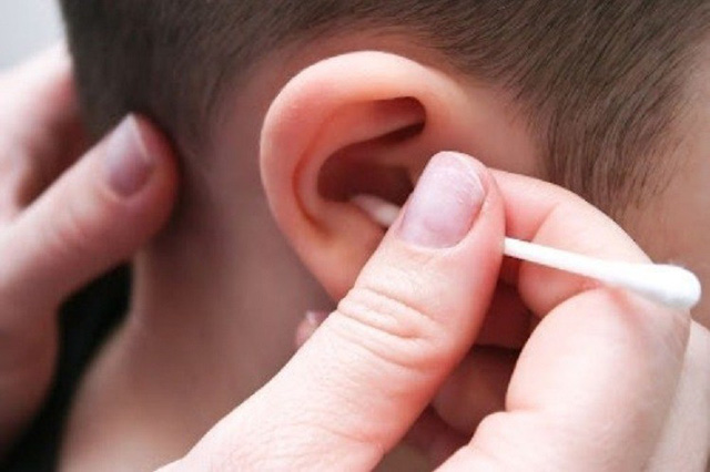 dị vật kẹt lại trong tai cũng là nguyên nhân phổ biến gây nhiễm trùng.