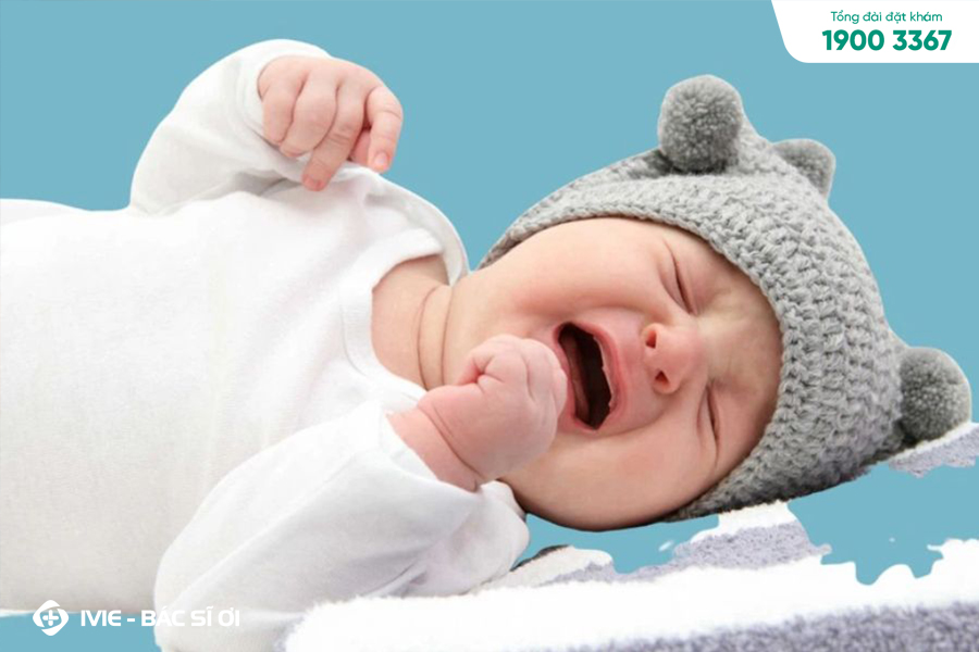 Đau bụng colic ở trẻ sơ sinh là đau bụng co thắt, thường làm cho trẻ quấy khóc 