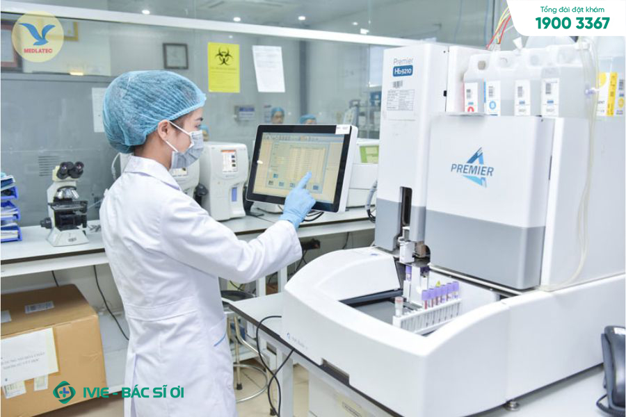 Đội ngũ bác sĩ, kỹ thuật viên chuyên nghiệp trực tiếp thực hiện xét nghiệm xơ gan