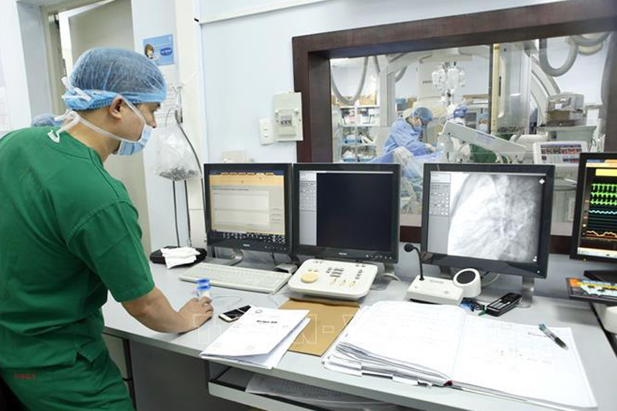 Bác sĩ Trần Đắc Đại thực hiện phẫu thuật cho trẻ (ảnh: BV E)